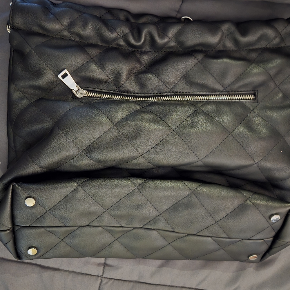 Elegant Black Quilted Shoulder Bag - Picture 2 of 4